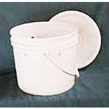 Caprine Feeder Bucket with Lid